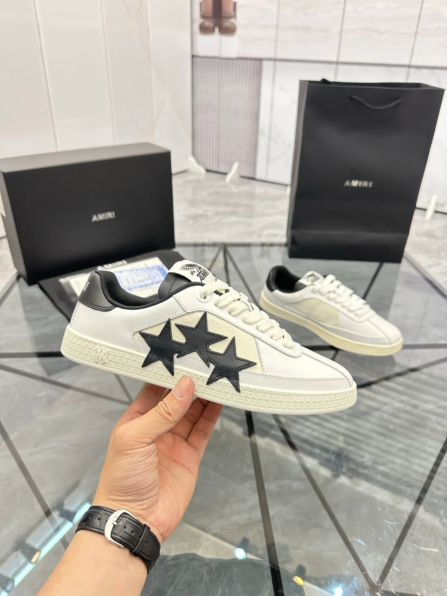 Men's shoes: 💰P560¥ Guangzhou top quality Product trademark: AMIRI* "Amir*" low-top casual shoes Regular size: 39-44 (can be customized to 45) Product material: imported first-layer cowhide leather upper, breathable lining, original outsole. Number: 525
